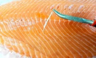 How to quickly and tasty salt red fish at home? Rinse and dry the fish fillet, separating the carcass with a knife from the spine and rib bones; remove smaller bones using tweezers. Cut the fish fillet into two or more pieces.