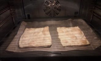 Forvarm ovnen til 200°C. Kle et stekebrett med bakepapir og stek alle 8 kakene en om gangen. Steketiden er 5–10 minutter, avhengig av ovnens kraft.