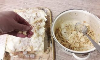 Plaats de gebakken cakes in een stapel op een apart bord en gebruik een mes om de randen gelijkmatig af te snijden, zodat de afgesneden stukken overblijft voor de topping. Plaats de cakes op een bord om de cake in elkaar te zetten en bestrijk elke cake royaal met de bereide custard.