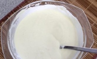 Using a blender, knead everything together until smooth (the cottage cheese can be wiped separately in advance so that the mass has a very soft consistency). Let the dough sit a little so that the semolina swells well.