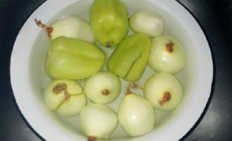 Peel the onion, remove the seeds and stalk from the pepper and rinse under water.