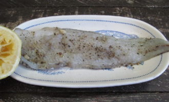 Prenez le filet de goberge et rincez-le à l'eau courante, puis séchez le poisson avec du papier absorbant. Salez le filet, saupoudrez-le d'épices et faites-le mariner dans le jus de citron. Laissez le poisson dans cet état pendant dix à quinze minutes.