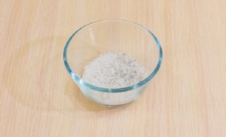 In a separate container, combine coarse salt and sugar, and also add ground pepper - if you like it. Mix the bulk mixture thoroughly.