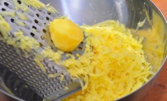 Wash the chicken fillet and cut into small pieces. Peel the onion and also finely chop it. We wash the potatoes, peel them and grate them on a coarse grater.