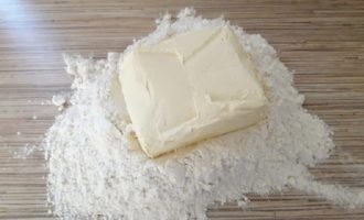 Posizionare una confezione di margarina, precedentemente ammorbidita a temperatura ambiente, sopra lo scivolo della farina.