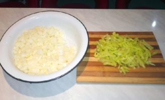 Cut the onion and bell pepper into strips.