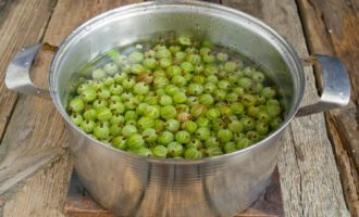 Fill a saucepan with 2 liters of clean water, heat it and place the berries inside. When it boils, simmer over low heat for 7 minutes without adding anything to the water.