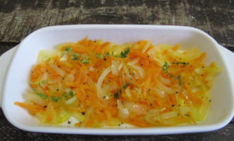 Divide the sauteed onions and carrots into two equal parts and place half on the bottom of the baking dish, you can add some spices and herbs.