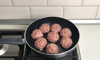 Heat a frying pan, pour in a small amount of sunflower oil and fry the meat balls on both sides until golden brown.