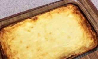 Heat the oven to 180-200 degrees and bake the casserole until done for 30-45 minutes (choose the time and temperature individually, based on the capabilities of your oven).