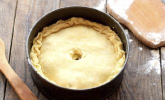 Place potatoes on the dough, salt and season. Then add chicken and onions, sprinkle this layer with salt and seasonings. Place small pieces of butter on top of the chicken to make the filling juicier. Cover the top of the pie with the second part of the dough. We pinch the edges.