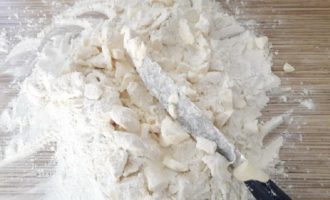 Come risultato di questa azione otterrete delle briciole fini e friabili di margarina e farina.