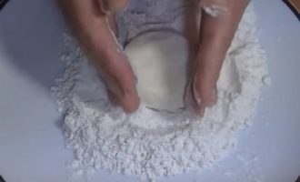 Der Teig für Käsekuchen sollte nach der Zugabe von Mehl glatt und elastisch werden; Formen Sie die Käsekuchen mit Ihren Händen, geben Sie ihnen eine runde Form und rollen Sie jeden Käsekuchen ein wenig in Mehl.