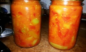 Pre-sterilize jars and lids. Pour the finger-licking hot lecho into sterilized jars and roll up. We turn the jars over and let them cool under a warm blanket, then put them in a cool place for storage.