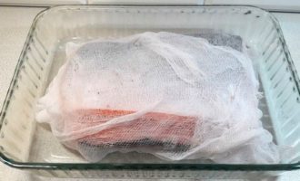 Wrap gauze around the fish on all sides - this will help draw out excess moisture from the fish, but will also prevent it from drying out. Soak the fish in gauze on the kitchen table for 2-3 hours, and then put it in the refrigerator and cover with a lid.