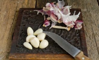 Divide the head of garlic into cloves and peel. If the heads are small, take three; if large, two are enough.