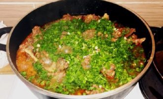 Season with salt and pepper, add finely chopped herbs and garlic. Bring the dish to a boil. Beat the eggs separately. Spoon some of the sauce into a separate bowl, cool and add the egg mixture. Add to the meat and stir until the whole mixture thickens.