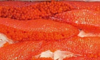 How to quickly and tasty pickle trout caviar at home? Remove the red trout caviar from the eggs - this process is labor-intensive and will take up the most of your time.