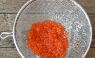 Rincer le caviar au tamis avec de l'eau tiède salée.