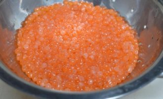 With salt and sugar, which should sprinkle the caviar thickly, stir it carefully so that the eggs are not damaged. Let the caviar stand for 10 minutes.