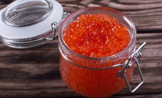 Place the caviar into a clean, dry, small glass jar, close it with a lid and place it in the refrigerator. Eat this tender lightly salted homemade delicacy every other day.