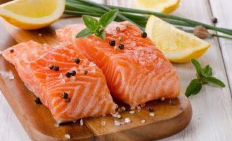 How to quickly and tasty salt salmon at home