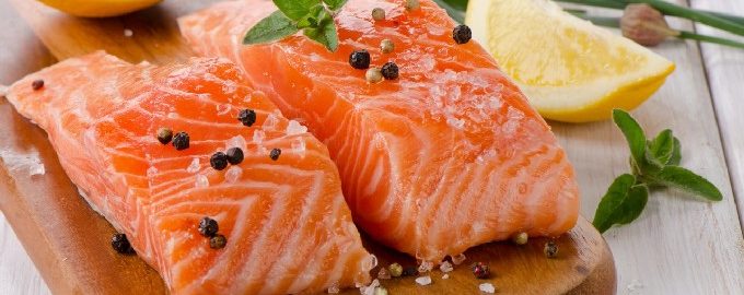 Hoe je snel en lekker gezouten zalm thuis kunt maken