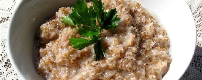 How to cook crumbly wheat porridge in water