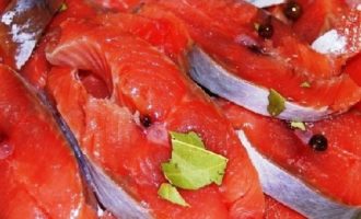 Bagaimana untuk memetik salmon merah jambu di rumah dengan cepat dan lazat