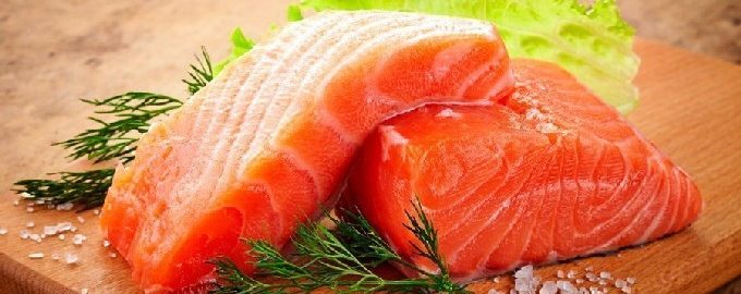 Comment saler le poisson rouge à la maison rapidement et savoureux