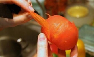 Comment préparer un délicieux lecho pour l'hiver selon une recette classique ? Nous lavons et épluchons les tomates, pour ce faire, nous faisons une coupe transversale sur chaque légume, le mettons dans l'eau bouillante pendant 1 à 2 minutes, le retirons et retirons la peau de la coupe. 