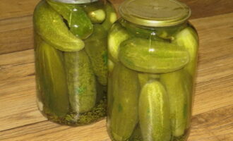 Pour the prepared marinade over the cucumbers in a jar and roll up tightly. Then turn it over onto the lid and cover with a kitchen towel for 2 hours. There is no need to wrap the cucumbers warmly, otherwise they will become soft. Transfer the jar to the place where you store the preparations.