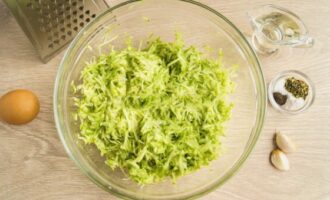 Making zucchini pancakes in a frying pan is very easy. We wash the vegetables and peel them. Then pass the zucchini through a medium grater. Let the resulting slurry brew, then drain the resulting juice. 