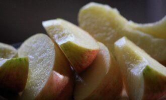 Hoe maak je appelcompote klaar voor een pot van 3 liter voor de winter? We wassen de vruchten grondig, snijden de kern eruit en snijden de vruchten zelf in grote plakjes. Als de appels niet groot zijn, kun je ze doormidden snijden.