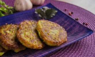 Hidangkan penkek zucchini siap pakai mengikut resipi klasik. Selamat menjamu selera!