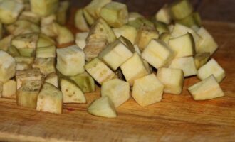 Wash the eggplants and cut off the peel, cut the vegetables into cubes 2 centimeters thick. Place the eggplants in the boiling marinade and cook for 5 minutes. Then drain the vegetables in a colander and cool them.