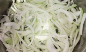 Peel the onions, cut into thin feathers and place them in a bowl with the cucumbers.