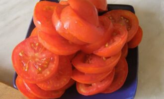 Wash the tomatoes and cut into thin slices.