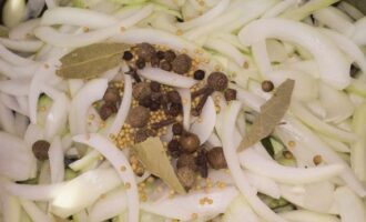 Add spices to the bowl: mustard seeds, allspice, coriander, cloves, bay leaf, vinegar and garlic.