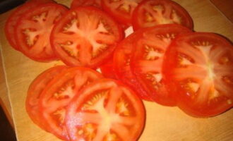 Wash the tomatoes thoroughly in running cool water, then dry with kitchen or paper towels. Then carefully remove the stalk and cut into thin circles approximately 5-7 millimeters thick.