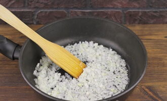 Comment cuisiner un délicieux pilaf au poulet ? Faites chauffer une poêle avec de l'huile. Hachez l'oignon et faites-le revenir jusqu'à ce qu'il soit transparent.