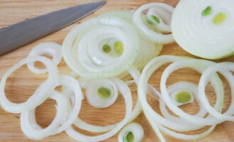 Peel the onions and rinse under cold water. Cut the peeled onions into thin rings.