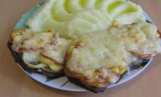 Carefully remove the baking tray with meat from the oven. And then sprinkle with grated hard cheese. Place back in the oven for 15-20 minutes. Then carefully remove the baking sheet and serve the hot French-style meat with tomatoes and cheese on the table. You can serve mashed potatoes as a side dish.