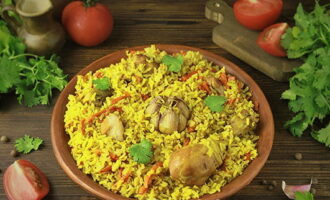 Il pilaf friabile con pollo è pronto! Puoi metterlo su un piatto e servirlo in tavola.