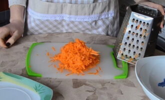 Grate the peeled and washed carrots on a coarse grater.