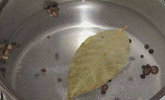 Prepareu la salmorra per als bolets. Afegiu 2 cullerades de sal a un litre d'aigua, afegiu-hi el llorer, els grans de pebre negre i el pebre de Jamaica. Porteu la salmorra a ebullició.