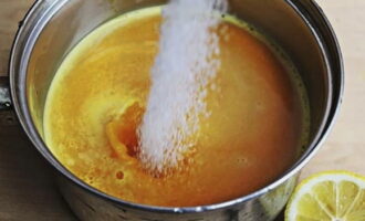 Pour the juice into a saucepan, add a liter of purified water, lemon juice and sugar.