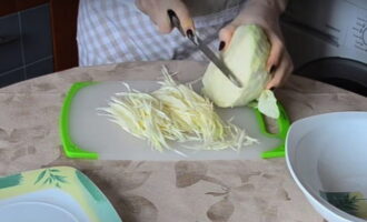 Remove the outer leaves from the cabbage, then rinse it. Chop the cabbage into thin strips. If you have a special grater in your arsenal, use it.