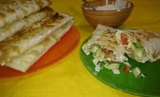 Serviți shawarma clasică terminată cu pui în pâine pita. În plus, puteți servi sosul preferat.