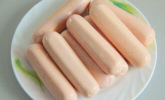 Chúng tôi thả xúc xích ra khỏi màng bao bì.